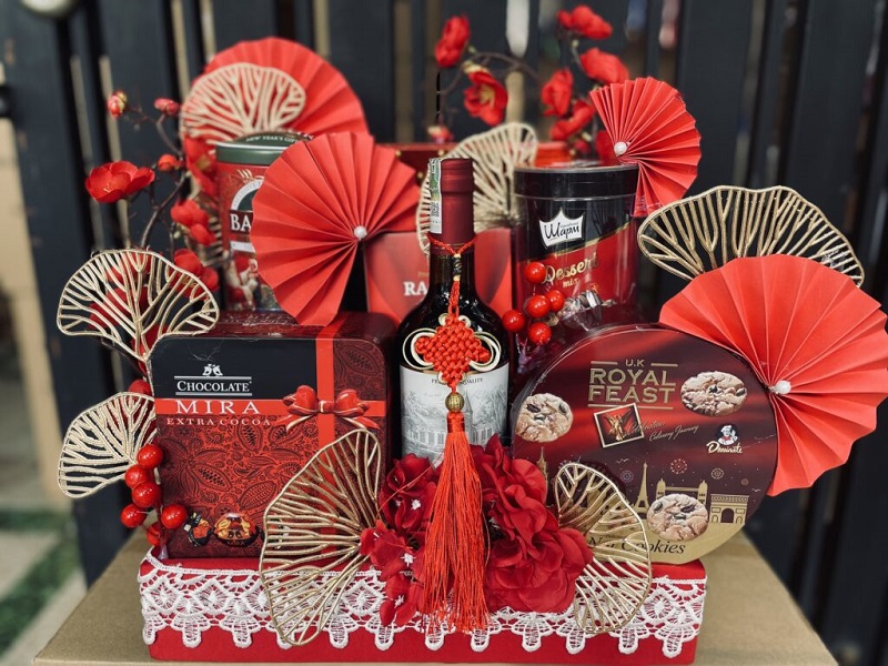 Giỏ quà tết phong thủy màu đỏ mang lại nhiều may mắn